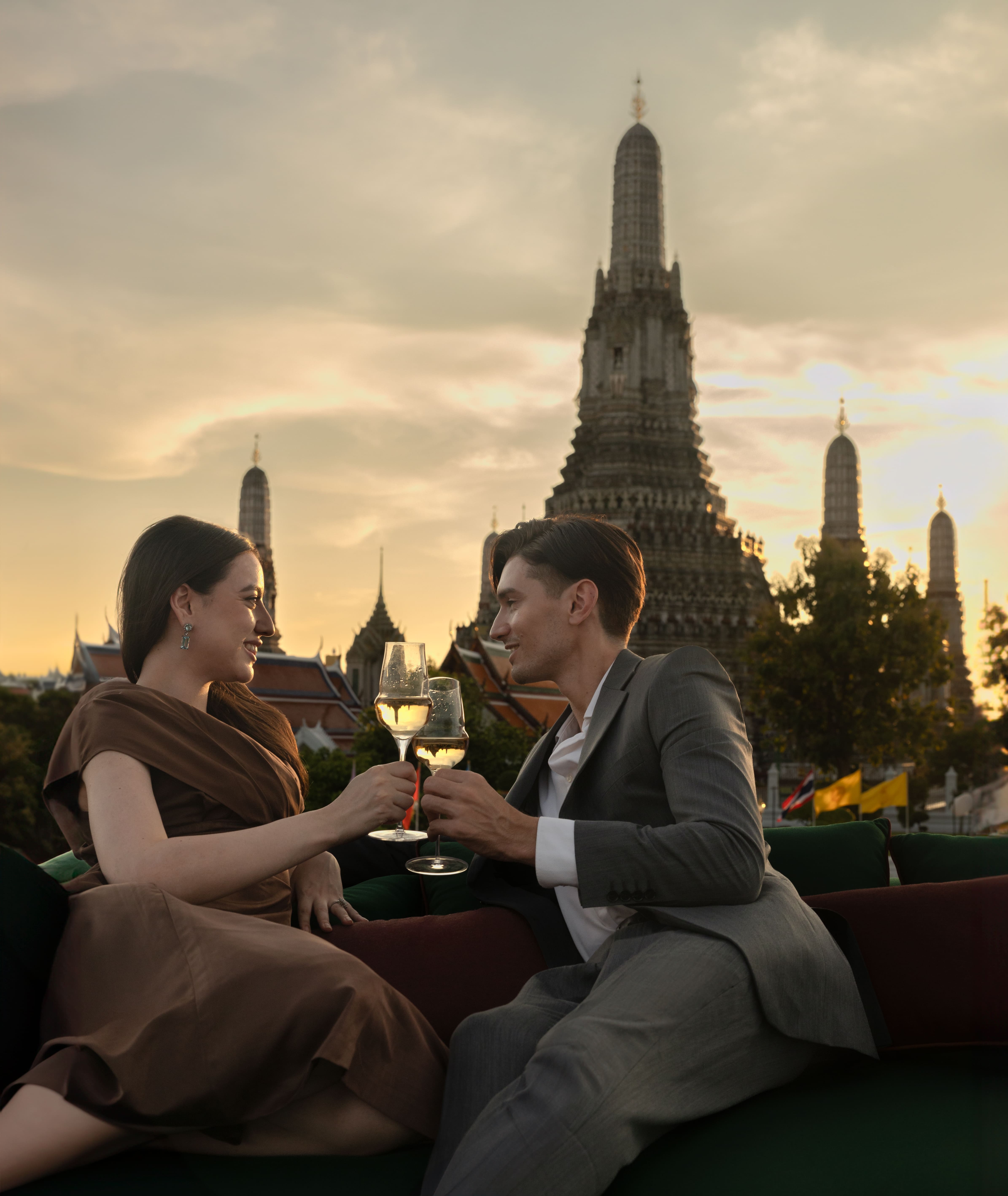 Banyan Tree Bangkok_Apasra Cruise_Couple